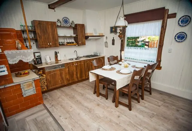 Kitchen with dining area – Gaja holiday home, Białowieża Forest