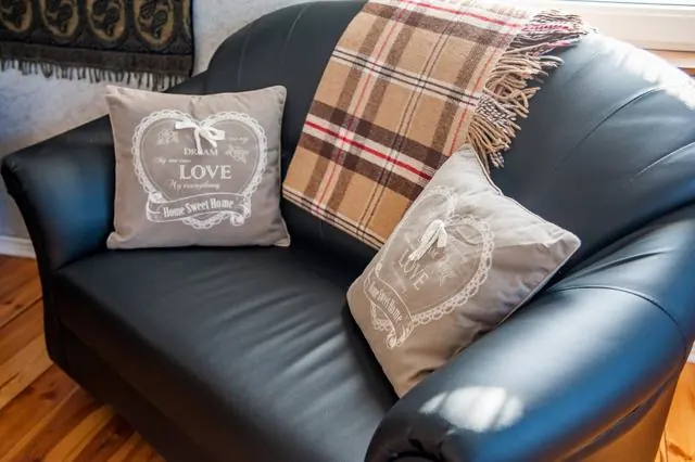 Sofa with a blanket – Gaja holiday home, Białowieża Forest
