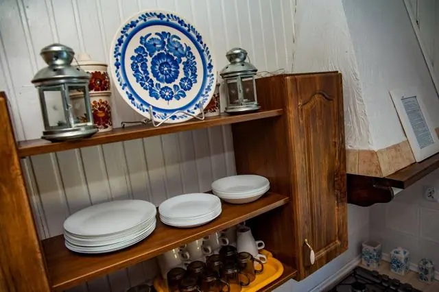 Shelf with dishes – Gaja holiday home, Białowieża Forest