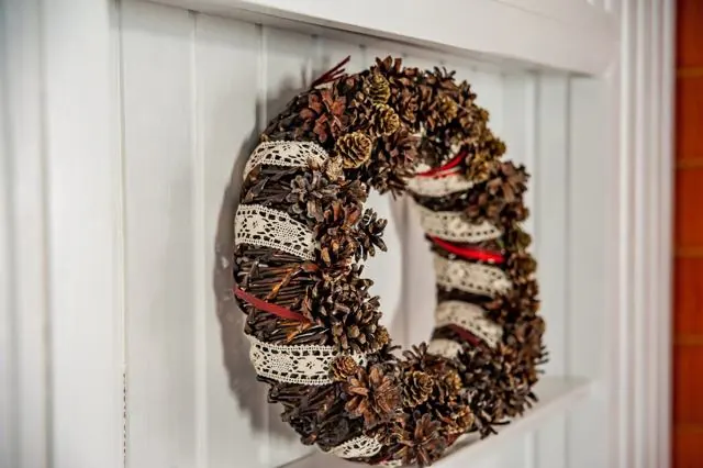 Wreath on the wall – Gaja holiday home, Białowieża Forest